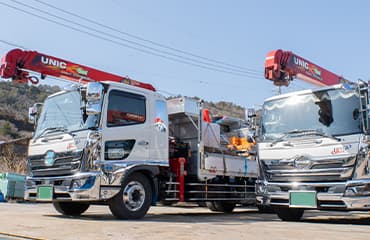 現場の声に応える運送力。ユニック車によるスムーズで安心な建設資材配送。